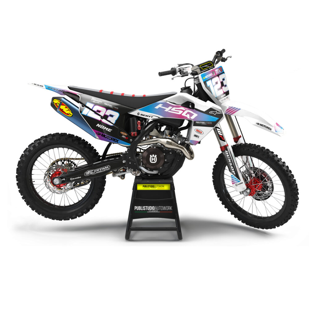 Husqvarna XL moto– Kit Grafiche Adesive Compatibili con Modelli FC, TC, TE, FE e Supermoto Stile racing. Massima resistenza. Look inconfondibile. Rivoluziona l’aspetto della tua Husqvarna con il kit grafiche Husqvarna XL moto, sviluppato per garantire performance estetiche e funzionali senza compromessi. Grazie alla perfetta vestibilità e alla qualità dei materiali utilizzati, queste grafiche sono pensate per resistere anche alle condizioni più estreme in pista, nei boschi o sull’asfalto. ✅ Compatibile con tutti i principali modelli Husqvarna cross, enduro e motard: Motocross: TC 85 / TC 125 / TC 250 / FC 250 / FC 350 / FC 450 Enduro: TE 125 / TE 250 / TE 300 / FE 250 / FE 350 / FE 450 / FE 501 Motard: FS 450 / 701 Supermoto E tutti i modelli Husqvarna più recenti delle linee MX, Enduro e SM Le nostre grafiche non sono solo estetica: sono progettate per resistere alle condizioni più estreme del motocross, enduro e motard. Scegli tra una vasta gamma di pellicole per creare il tuo look unico: Cristall da 500 micron: la scelta più utilizzata per una protezione massima. Pellicola holografica: per un effetto visivo sorprendente e cangiante. Pellicola cromata: per uno stile metallico e riflettente. Laminazione protettiva disponibile in versione lucida, opaca o glitter, per rifinire la tua grafica in base ai tuoi gusti personali. Ogni kit di grafiche Husqvarna XL moto è completamente personalizzabile e prima della stampa riceverai una bozza grafica dettagliata, che potrai approvare o modificare secondo le tue preferenze. Stampiamo solo dopo la tua conferma, per garantire un risultato finale perfetto e su misura. Husqvarna XL motokit grafiche: montaggio è semplice e guidato, anche per chi è alle prime armi. Le pellicole sono progettate per essere applicate facilmente, seguendo la forma delle plastiche originali della moto, garantendo una perfetta aderenza e durata nel tempo, anche in presenza di fango, sabbia, acqua e sole. Husqvarna XL motokit grafiche: nascono da un team di professionisti e appassionati, che uniscono design, tecnologia e funzionalità. La qualità dei materiali utilizzati è la stessa scelta dai nostri tester ufficiali, che collaborano con noi per migliorare continuamente ogni prodotto.