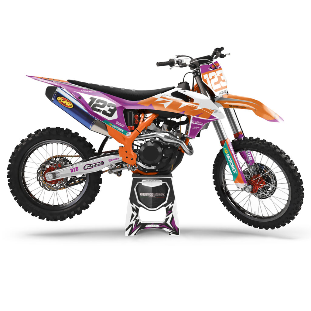 KTM hgs 125 Kit Grafiche, personalizzazione estrema per SX, EXC, Duke e Freeride Kit Grafiche KTM hgs 125 per modelli SX, SX-F, EXC, EXC-F, Freeride e Duke Se cerchi un kit di grafiche KTM hgs 125 capace di unire design estremo, resistenza professionale e massima personalizzazione, allora KTM hgs 125 è la scelta che fa per te. Un concentrato di stile e performance pensato per trasformare completamente il look della tua moto, sia che tu corra in pista, in enduro o semplicemente voglia distinguerti con un’estetica mozzafiato. ✅ Compatibilità garantita Il Kit Grafiche KTM hgs 125 è disponibile per tutti i principali modelli: KTM SX / SX-F (tutti gli anni) KTM EXC / EXC-F KTM Freeride KTM Duke 125 / 390 / 690 e altre cilindrate Basta selezionare il tuo modello al momento dell’ordine e penseremo noi a realizzare il kit su misura per la tua moto.