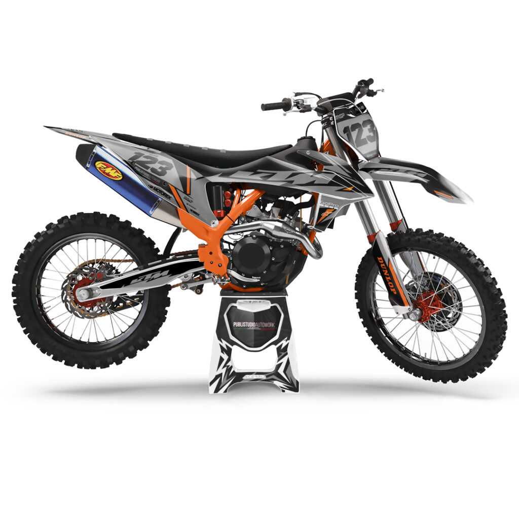 KTM Moto - kit grafiche professionali compatibili permodelli SX, SX-F, EXC, EXC-F, Freeride e Duke Se cerchi un kit di grafiche per KTM moto capace di unire design estremo, resistenza professionale e massima personalizzazione, allora KTM moto è la scelta che fa per te. Un concentrato di stile e performance pensato per trasformare completamente il look della tua moto, sia che tu corra in pista, in enduro o semplicemente voglia distinguerti con un’estetica mozzafiato. ✅ Compatibilità garantita Il Kit Grafiche KTM Moto è disponibile per tutti i principali modelli: KTM SX / SX-F (tutti gli anni) KTM EXC / EXC-F KTM Freeride KTM Duke 125 / 390 / 690 e altre cilindrate Basta selezionare il tuo modello al momento dell’ordine e penseremo noi a realizzare il kit su misura per la tua moto.