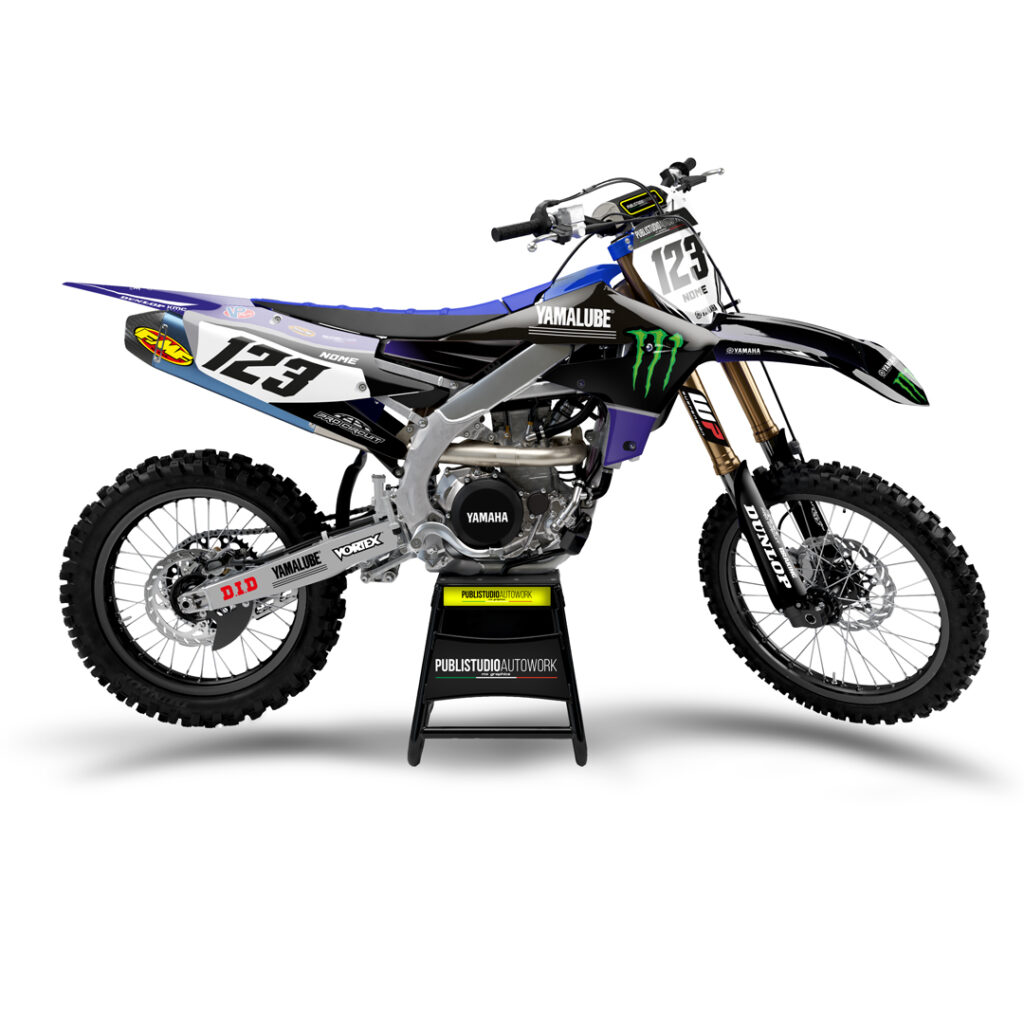 Yamaha 250 gytr – Kit Grafiche Adesive Compatibili con YZ, WR, Ténéré e Supermoto Stile racing. Massima resistenza. Look inconfondibile. Trasforma il look della tua Yamaha con il kit grafiche Yamaha 250 GYTR, pensato per unire design aggressivo e performance in ogni condizione. Che tu sia in pista, nei boschi o su strada, questo kit è progettato per durare e farsi notare. ✅ Compatibile con i principali modelli Yamaha motocross, enduro e motard: Motocross: YZ 65 / YZ 85 / YZ 125 / YZ 250 / YZ 250F / YZ 450F Enduro: WR 250F / WR 450F / WR 250 / WR 450 Motard & Dual Sport: Ténéré 700 / WR 125X / WR 250X / YZ Supermoto