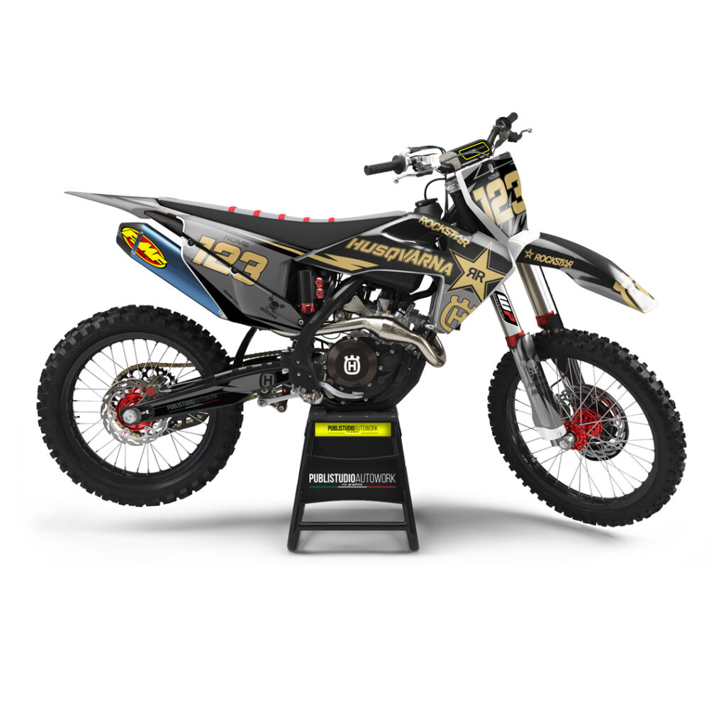Husqvarna Rockstar 85  – Kit Grafiche Adesive Compatibili con Modelli FC, TC, TE, FE e Supermoto Stile racing. Massima resistenza. Look inconfondibile., Husqvarna Rockstar 85 Rivoluziona l’aspetto della tua Husqvarna con il kit grafiche Husqvarna Rockstar 85, sviluppato per garantire performance estetiche e funzionali senza compromessi. Grazie alla perfetta vestibilità e alla qualità dei materiali utilizzati, queste grafiche sono pensate per resistere anche alle condizioni più estreme in pista, nei boschi o sull’asfalto. ✅ Compatibile con tutti i principali modelli Husqvarna cross, enduro e motard: Motocross: TC 85 / TC 125 / TC 250 / FC 250 / FC 350 / FC 450 Enduro: TE 125 / TE 250 / TE 300 / FE 250 / FE 350 / FE 450 / FE 501 Motard: FS 450 / 701 Supermoto E tutti i modelli Husqvarna più recenti delle linee MX, Enduro e SM