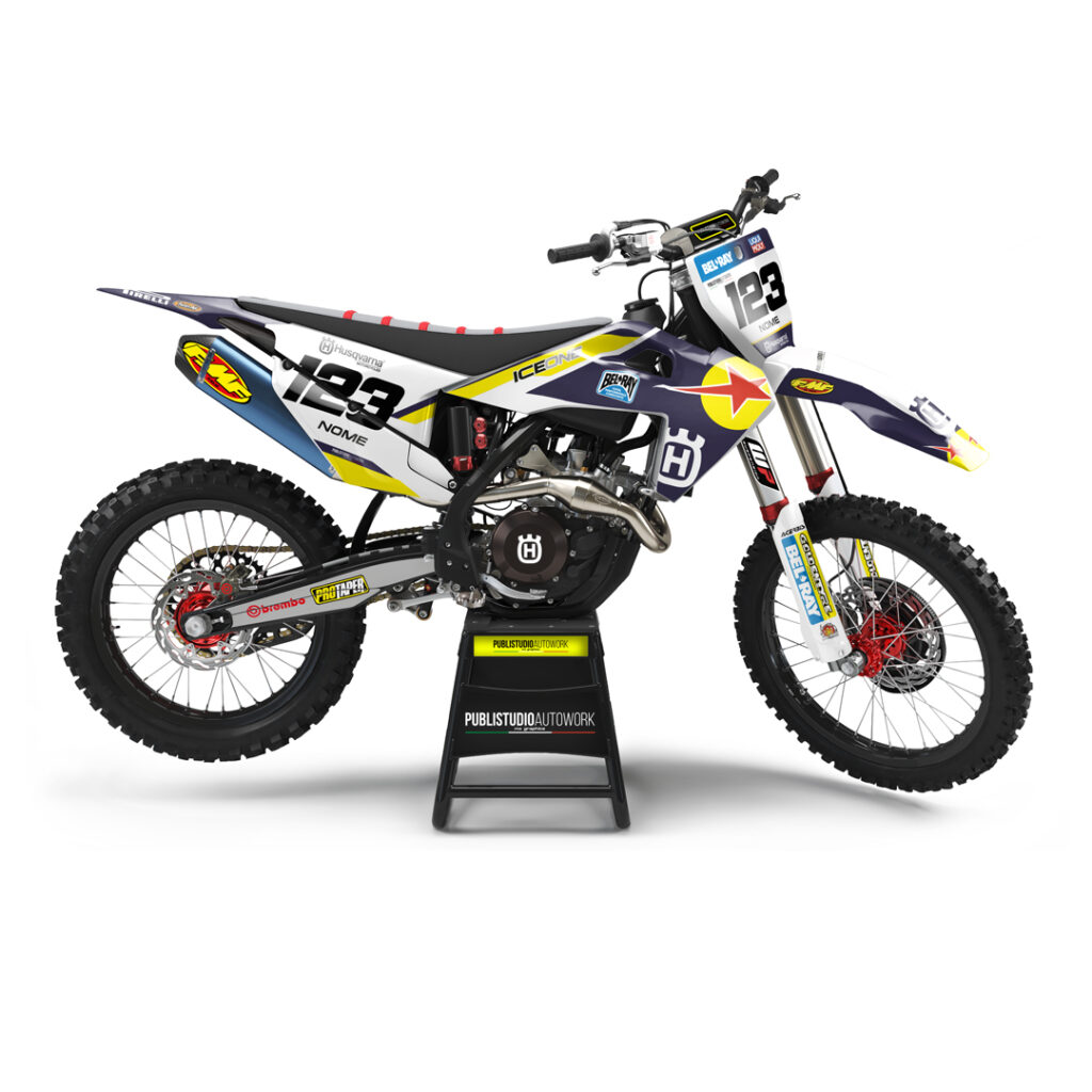 Husqvarna 801 RK – Kit Grafiche Adesive Compatibili con Modelli FC, TC, TE, FE e Supermoto Stile racing. Massima resistenza. Look inconfondibile. Rivoluziona l’aspetto della tua Husqvarna con il kit grafiche Husqvarna 801 RK, sviluppato per garantire performance estetiche e funzionali senza compromessi. Grazie alla perfetta vestibilità e alla qualità dei materiali utilizzati, queste grafiche sono pensate per resistere anche alle condizioni più estreme in pista, nei boschi o sull’asfalto. ✅ Compatibile con tutti i principali modelli Husqvarna cross, enduro e motard: Motocross: TC 85 / TC 125 / TC 250 / FC 250 / FC 350 / FC 450 Enduro: TE 125 / TE 250 / TE 300 / FE 250 / FE 350 / FE 450 / FE 501 Motard: FS 450 / 701 Supermoto E tutti i modelli Husqvarna più recenti delle linee MX, Enduro e SM