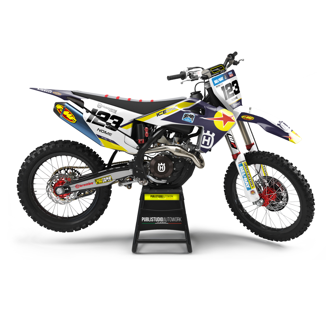 Husqvarna 801 RK – Kit Grafiche Adesive Compatibili con Modelli FC, TC, TE, FE e Supermoto Stile racing. Massima resistenza. Look inconfondibile. Rivoluziona l’aspetto della tua Husqvarna con il kit grafiche Husqvarna 801 RK, sviluppato per garantire performance estetiche e funzionali senza compromessi. Grazie alla perfetta vestibilità e alla qualità dei materiali utilizzati, queste grafiche sono pensate per resistere anche alle condizioni più estreme in pista, nei boschi o sull’asfalto. ✅ Compatibile con tutti i principali modelli Husqvarna cross, enduro e motard: Motocross: TC 85 / TC 125 / TC 250 / FC 250 / FC 350 / FC 450 Enduro: TE 125 / TE 250 / TE 300 / FE 250 / FE 350 / FE 450 / FE 501 Motard: FS 450 / 701 Supermoto E tutti i modelli Husqvarna più recenti delle linee MX, Enduro e SM