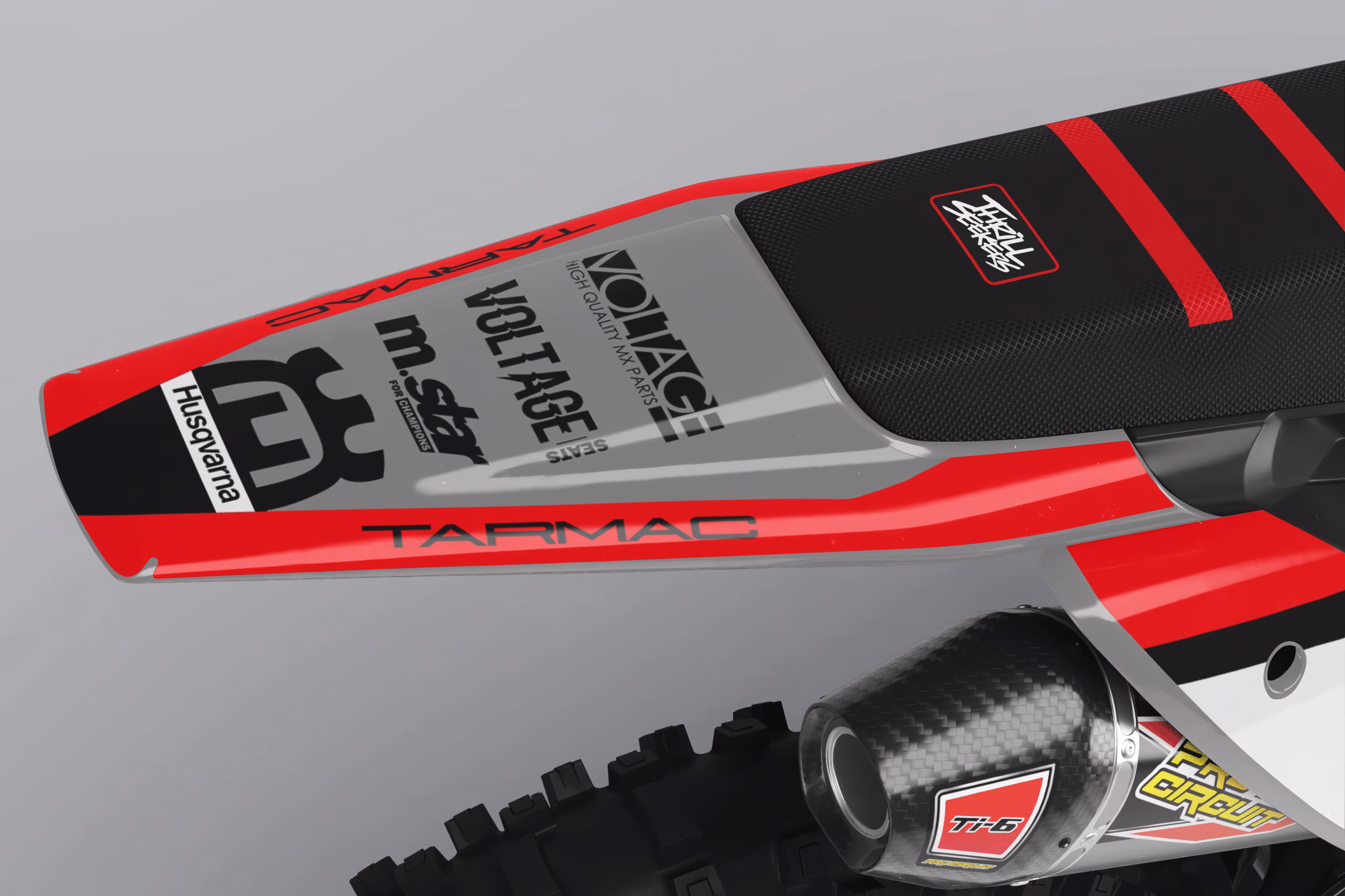 Husqvarna 2024 Factory – Kit Grafiche Adesive Compatibili con Modelli FC, TC, TE, FE e Supermoto Stile racing. Massima resistenza. Look inconfondibile. Rivoluziona l’aspetto della tua Husqvarna con il kit grafiche Husqvarna 2024 Factory, sviluppato per garantire performance estetiche e funzionali senza compromessi. Grazie alla perfetta vestibilità e alla qualità dei materiali utilizzati, queste grafiche sono pensate per resistere anche alle condizioni più estreme in pista, nei boschi o sull’asfalto. ✅ Compatibile con tutti i principali modelli Husqvarna cross, enduro e motard: Motocross: TC 85 / TC 125 / TC 250 / FC 250 / FC 350 / FC 450 Enduro: TE 125 / TE 250 / TE 300 / FE 250 / FE 350 / FE 450 / FE 501 Motard: FS 450 / 701 Supermoto E tutti i modelli Husqvarna più recenti delle linee MX, Enduro e SM Le nostre grafiche non sono solo estetica: sono progettate per resistere alle condizioni più estreme del motocross, enduro e motard. Scegli tra una vasta gamma di pellicole per creare il tuo look unico: Cristall da 500 micron: la scelta più utilizzata per una protezione massima. Pellicola holografica: per un effetto visivo sorprendente e cangiante. Pellicola cromata: per uno stile metallico e riflettente. Laminazione protettiva disponibile in versione lucida, opaca o glitter, per rifinire la tua grafica in base ai tuoi gusti personali.