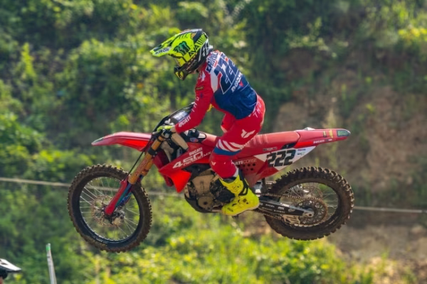 tony cairoli ama pro motocross Il nove volte campione del mondo ha combattuto contro il dolore dopo la caduta di gara 1 e ha chiuso la giornata a Spring Creek con il 10° posto in gara 2