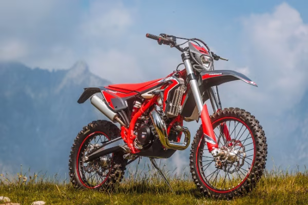 Beta XTrainer MY 2026: nuovo look “Total Grey”, motore 250 2T aggiornato, più coppia e fluidità. Perfetta per l’enduro tecnico e accessibile a tutti.
