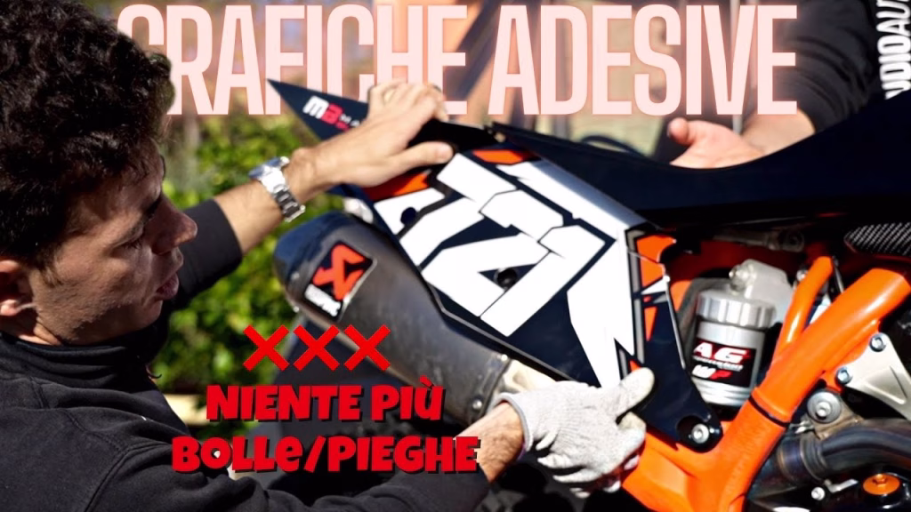 Come attaccare grafiche moto 1: pulisci bene le plastiche, scalda l'adesivo e applica con cura per un risultato perfetto, senza bolle o pieghe.